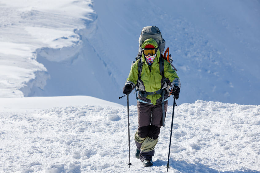 Bergsteiger auf Gletscher mit Gamaschen