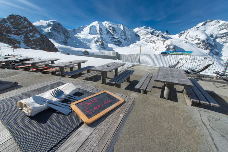 Das Berggasthaus Diavolezza mit Blick auf den Piz Palü