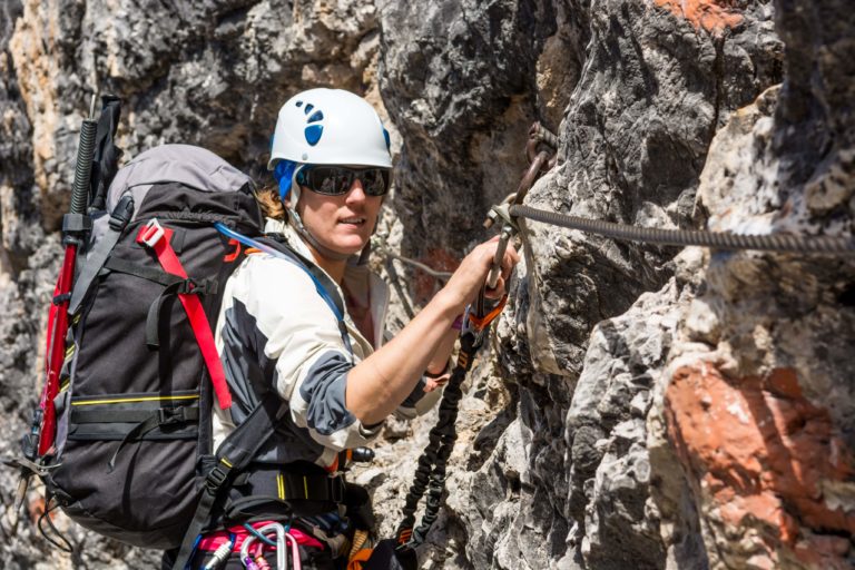 Eine Frau beim klettern im Klettersteig Via-Ferrata