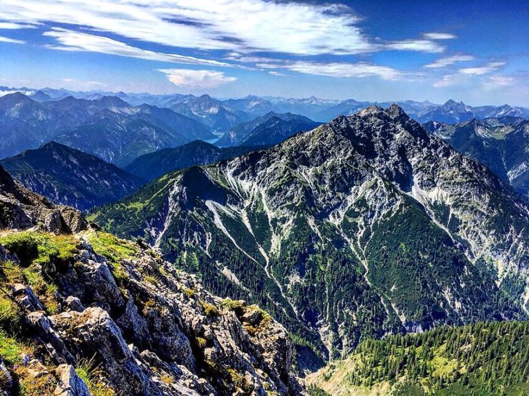 Aussicht vom Gipfel der Hochplatte in den Ammergauer Alpen