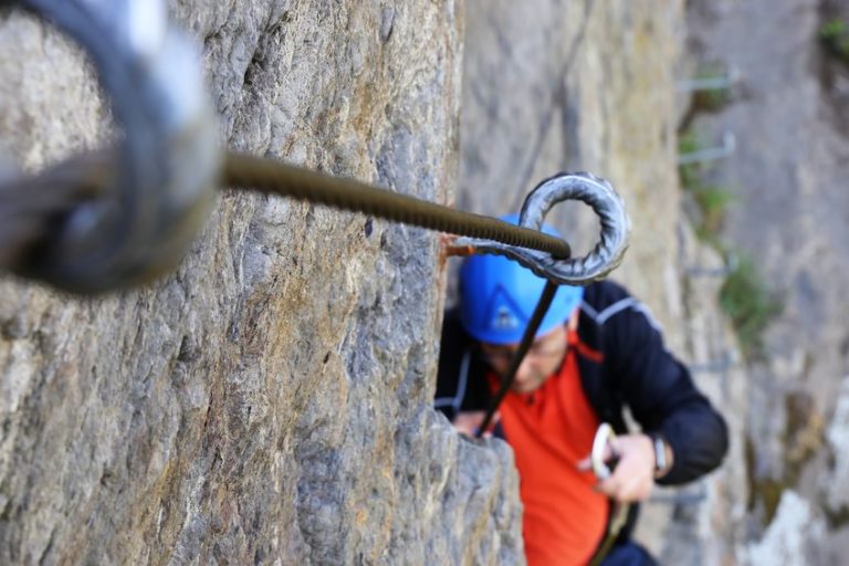 Mann im Klettersteig Via Ferrata