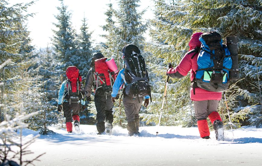 Wanderer mit Gamaschen in Winterlandschaft