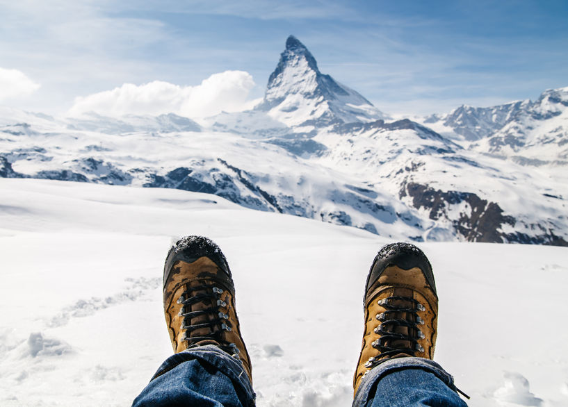 Ein Paar Wanderschuhe mit Blick aufs Matterhorn