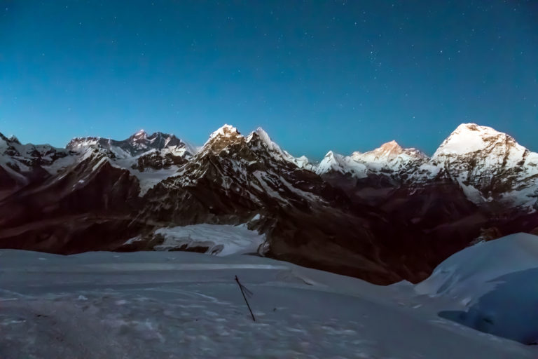 Blick auf das Mount Everest Massiv in Nepal bei Nacht